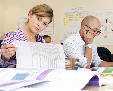 IT-professional die studeert voor een certificering achter een laptop
