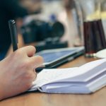 Persoon die een IT-cv schrijft op een laptop