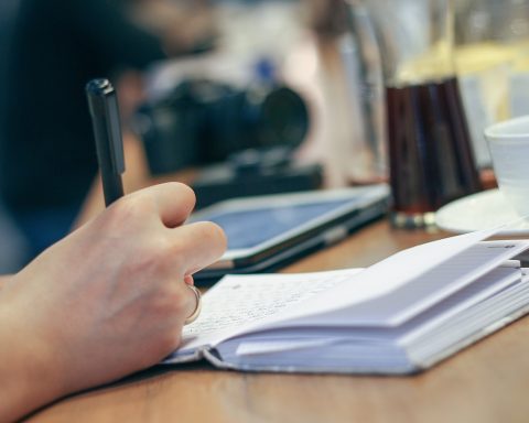 Persoon die een IT-cv schrijft op een laptop