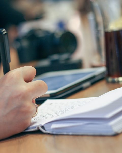 Persoon die een IT-cv schrijft op een laptop