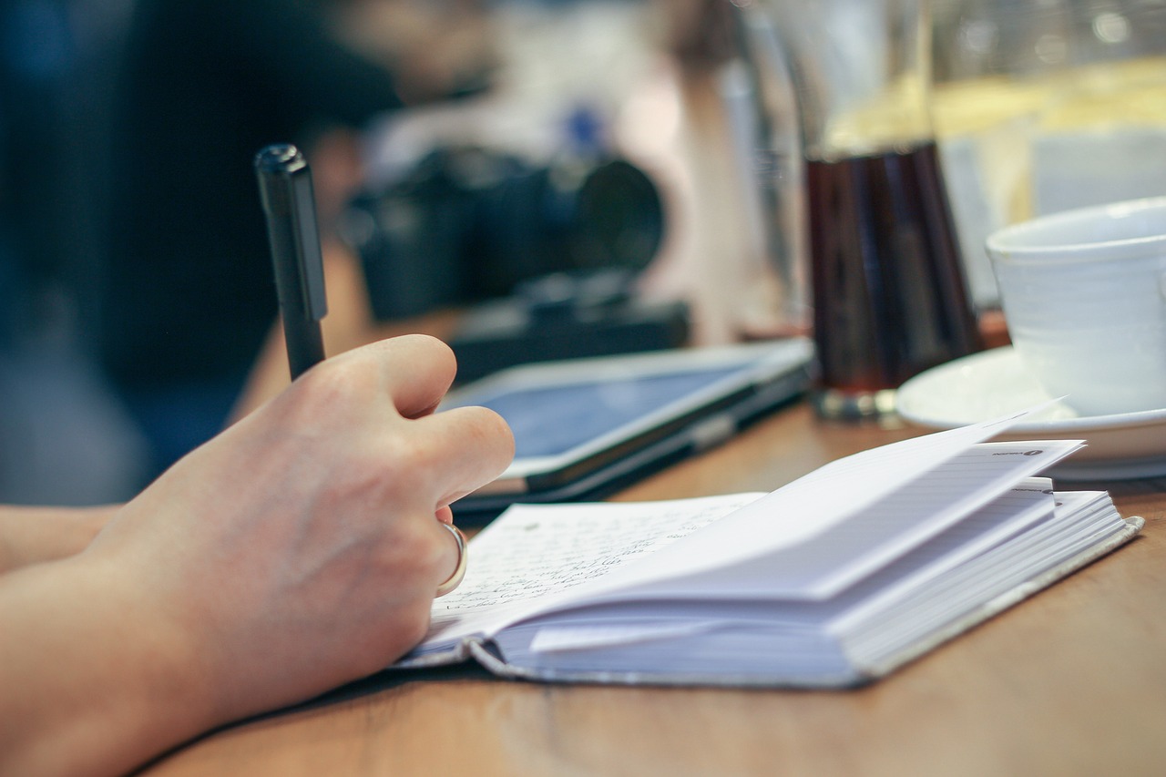 Persoon die een IT-cv schrijft op een laptop
