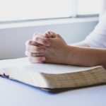Persoon die aandachtig een verdachte e-mail bekijkt op een laptop