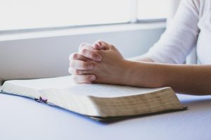 Persoon die aandachtig een verdachte e-mail bekijkt op een laptop