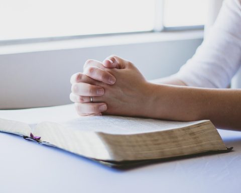 Persoon die aandachtig een verdachte e-mail bekijkt op een laptop