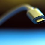 Verschillende USB-C kabels en een GaN-oplader op een bureau