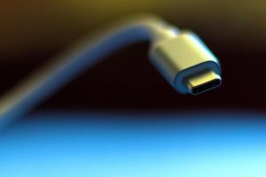 Verschillende USB-C kabels en een GaN-oplader op een bureau