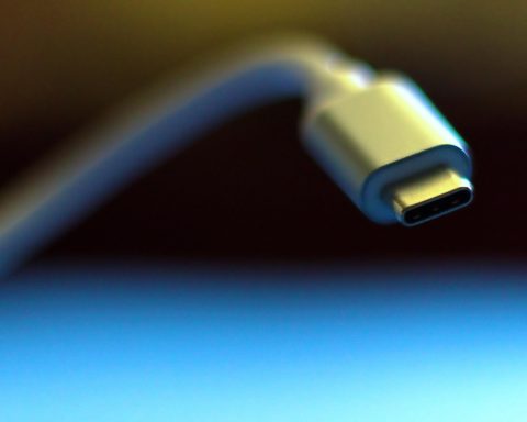 Verschillende USB-C kabels en een GaN-oplader op een bureau