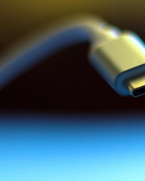 Verschillende USB-C kabels en een GaN-oplader op een bureau